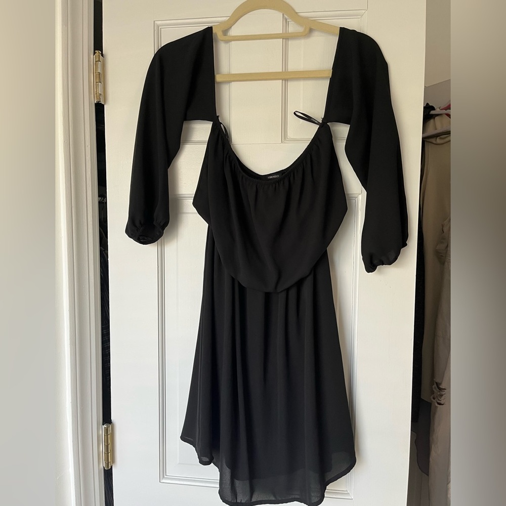 Never worn Forever 21 off the shoulder sleeved dress in black - size S